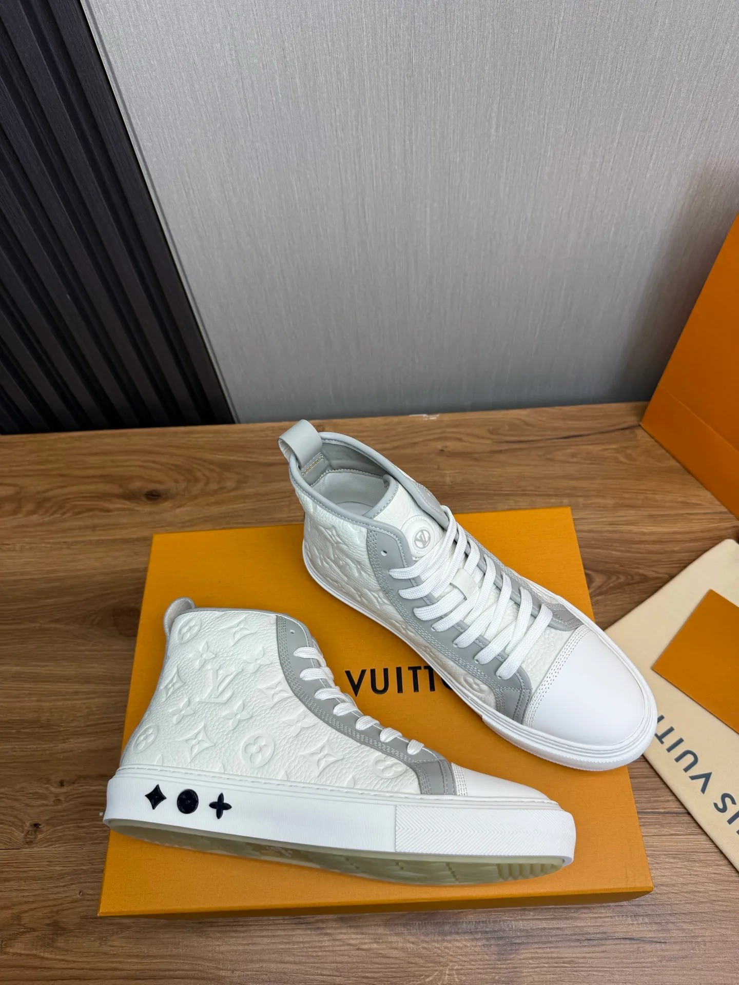 Men's shoes 💰840💰 LOUIS VUITTON [Luden Yiwei] The new trendy Lv is on the market 🎁, casual and fashionable men's shoes 👟 1:1 shipment ⬆️The upper is made of imported cowhide + cowhide mesh lining, the original wear-resistant rubber outsole, the version is simple and elegant, exclusive for trendy men. 38-45 (38.45 is non-refundable if made to order)